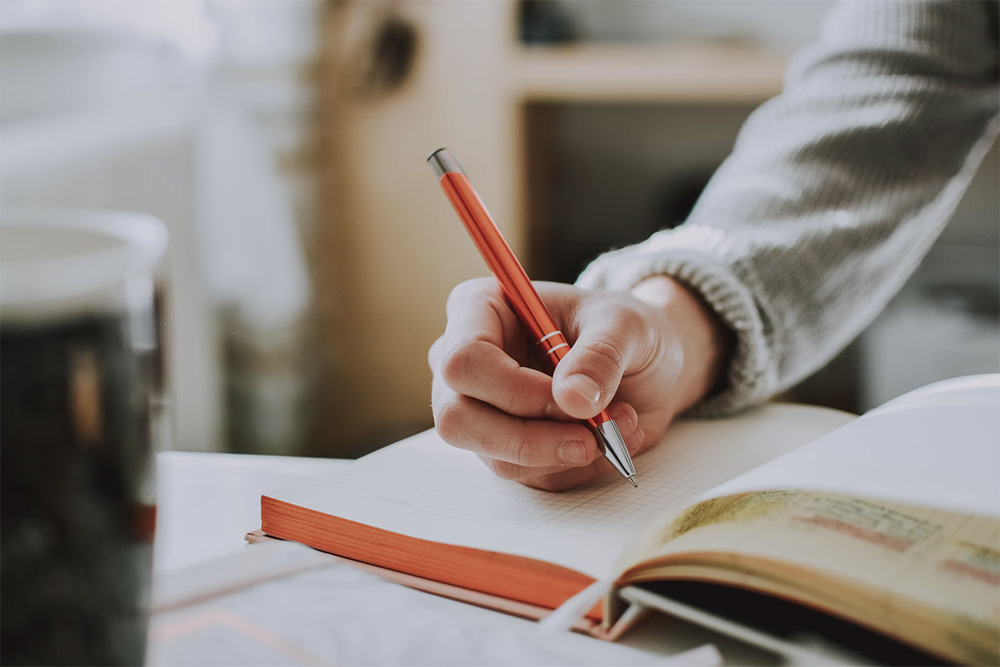 Foto de una mujer escribiendo un poema