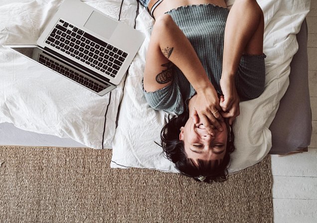 Foto de una joven feliz por lo que ha escrito