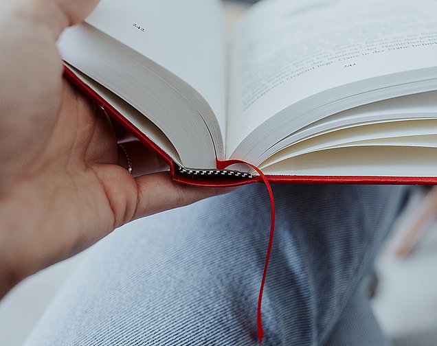 Foto de un libro abierto con diadema